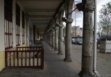 promenade met ingangen naar de kelders onder de huizen / winkels