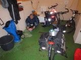 In de schuur schuilend voor de regen ons 'potje' klaarmaken