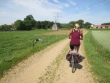 Onverhard fietspad met op achtergrond de St. Annakapel nabij Laak