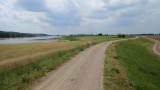 Kilometer na kilometer de dijk langs de Elbe
