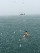 Snorkelen en zwemmen in een hoosbui