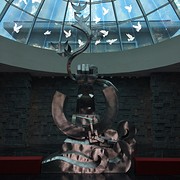 Beeld in museum ter nagedachtenis aan de overledenen.