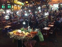 Op de markt, eten overal