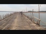 Fietsen over bamboe brug