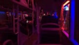 In de (dan nog nog niet volle) nachtbus met tandartsstoelen.