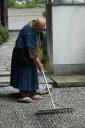 De Roshi de tuin weer netjes aant harken