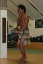 Maori- man/jongen die de 'haka' doet