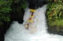 We worden verzwolgen in de waterval..