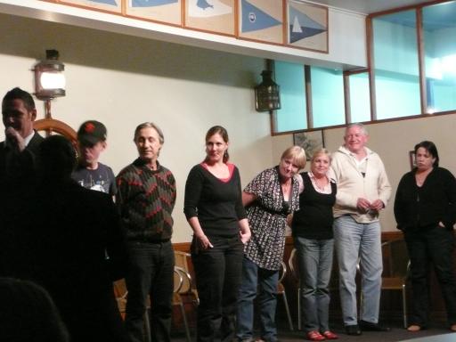 Op het podium bij de hypnose-show