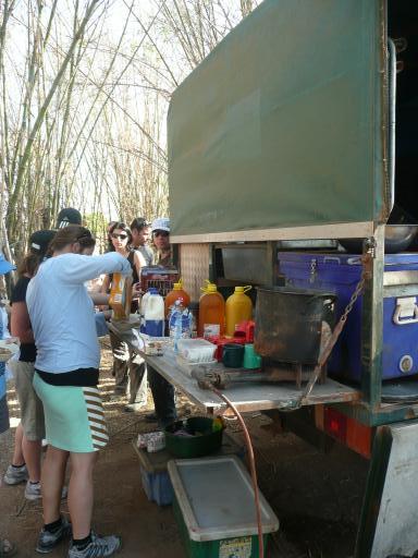 Hapje eten vanuit de achterkant vd bus