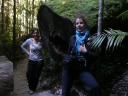 Eline en ik bij een gigatisch boom
