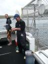 Een zakje met tonijnolie klaarmaken.