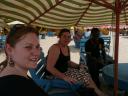 Op het strand: Saskia, Chiara en Aruna