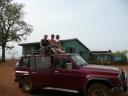 Op het dak van de jeep, klaar om op safari te gaan