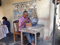 Batik maakster en wajang poppen