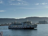18 oktober - veerboot naar Naoshima, met de stippen van kunstenares Yayoi Kusama