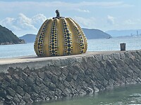 18 oktober - Naoshima - Benesse museum - de gele pompoen van Yayoi Kusama