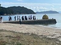 18 oktober - Naoshima - Benesse museum - In de rij bij de 'gele pompoen'
