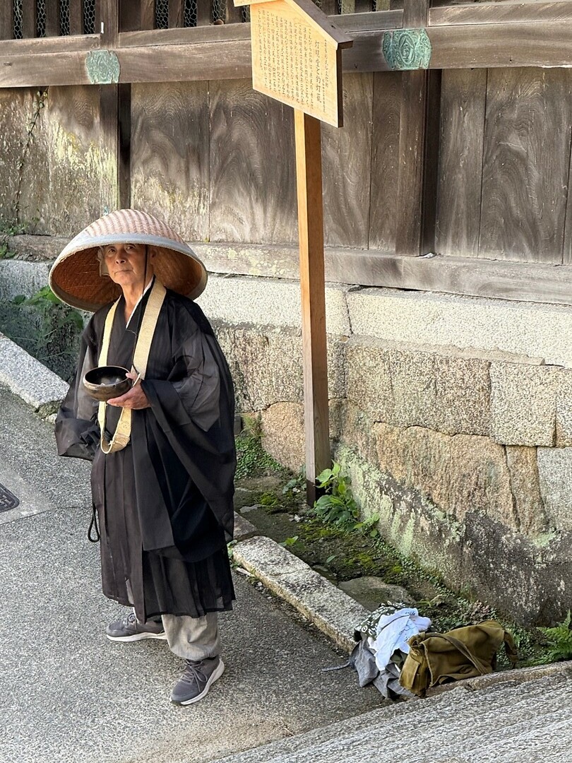 17 oktober - Kotohira - een bedelmonnik