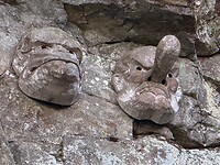 17 oktober - Kotohira - helemaal bovenop de berg - 2 godenkopjes in de bergwand