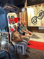 17 oktober - terug in Takamatsu - in de wachtrij voor het Yakatori-restaurant