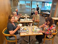 19 oktober - Takamatsu -  gezellig met elkaar aan het ontbijt