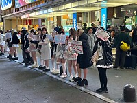 28 oktober - Tokyo - 'Runners' opgesteld langs de rand van de straat