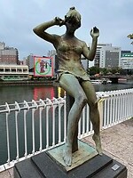 07 oktober - Fukuoka - 04 - standbeeld met Japanse tekst (?)