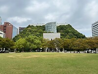 08 oktober - Fukuoka - 02 - Flatgebouw met aan één zijde een terrasvormige tuin