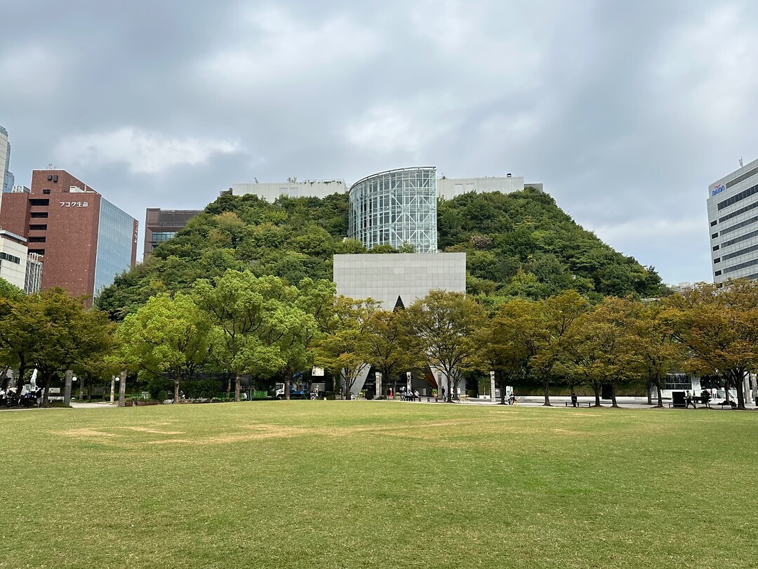 08 oktober - Fukuoka - 02 - Flatgebouw met aan één zijde een terrasvormige tuin