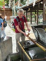 08 oktober - Fukuoka - 13 - Voor je de tempel binnengaat, eerst je handen wassen