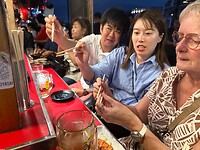 08 oktober  - Fukuoka - 16 - Zó moet je die stokjes vasthouden, Anja