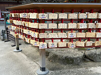 09 oktober - Dazaifu - 07 - Houten tempelbordjes waarop je gebeden en/of wensen kunt schrijven