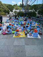 09 oktober - Dazaifu - 12 - Schoolkinderen aan de lunch vóór het museum