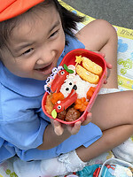 09 oktober - Dazaifu - 13 - Meisje laat trots haar prachtige lunchboxje (bentobox) zien