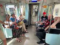 09 oktober - Dazaifu - 15 - Op de weg terug in een zeer rustige trein / metro