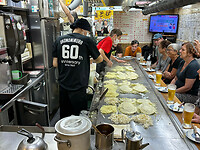 10 oktober - Hiroshima - 09 - De okonomiyaki wordt voor je klaargemaakt