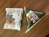 11 oktober - Hiroshima - Miyajima - 02 - onigiri (driehoeken van rijst met vulling)