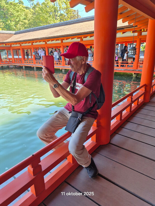 11 oktober - Hiroshima - Miyajima - 08 - Deze fotograaf haalt gevaarlijke toeren uit