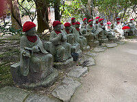 11 oktober - Hiroshima - Miyajima - 12 - Onderweg zien we hele rijen met jizo's (zie 30 oktober)