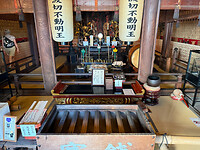 11 oktober - Hiroshima - Miyajima - 14 - Interieur van de tempel