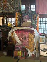 11 oktober - Hiroshima - Miyajima - 15 - Interieur van de tempel (met Dalai Lama)