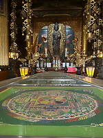 11 oktober - Hiroshima - Miyajima - 16 - Interieur van de tempel met zandmandala