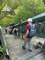 11 oktober - Hiroshima - Miyajima - 18 - Langs de gebedsmolens