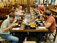 11 oktober - Hiroshima  - 23 - Met z'n 11-en aan het diner