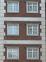 12 oktober - Hiroshima - 04 - Flatgebouw met rode driehoeken op sommige ruiten (voor de brandweer)