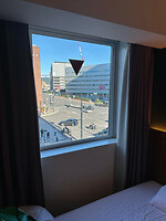 12 oktober - Hiroshima - 05 - Het raam van onze hotelkamer. Oei !