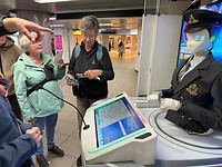 29 oktober - Tokyo - 02 - Deze robot op het station was bepaald niet alwetend
