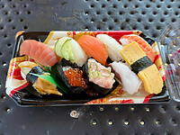 30 oktober Nikko - 03 - Onze lunch bestond uit allerlei sushi. Heerlijk.