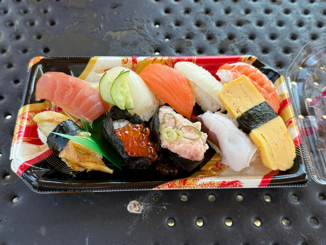 30 oktober Nikko - 03 - Onze lunch bestond uit allerlei sushi. Heerlijk.